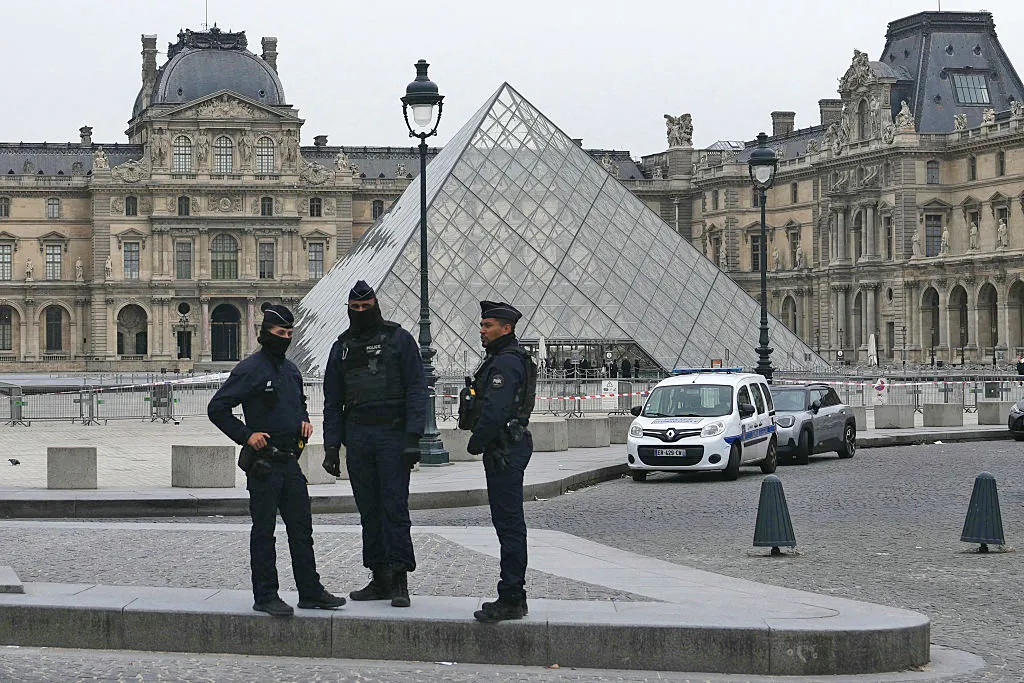 Paris officials outside of The Louvre following the robbery (Bloomberg.com)